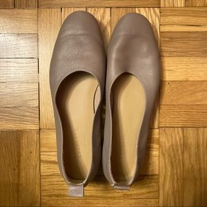 Everlane Taupe Pebble Flats